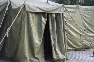 Ingresso per il militare tenda, in piedi su il marciapiede foto