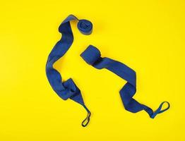 blu tessile bendare per involucro mani quando giocando gli sport foto