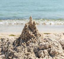 grande mucchio di bagnato sabbia su il spiaggia foto