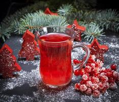 tè a partire dal un' Viburnum nel un' trasparente bicchiere con un' maniglia foto