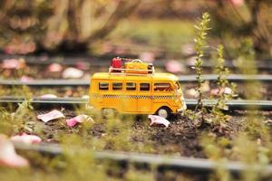 bus in miniatura a terra foto