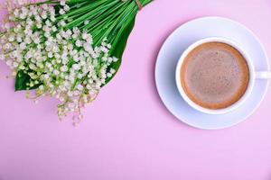 tazza di caffè con schiuma e un' mazzo foto