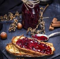 crostini di bianca Grano pane spalmato con lampone marmellata foto