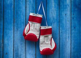 verticale di legno vecchio blu sfondo con boxe guanti foto