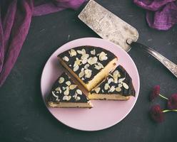 pezzi di torta di formaggio con cioccolato su un' rosa piatto foto