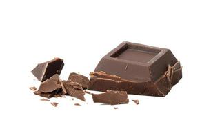 rotto nero cioccolato con pezzi isolato su bianca sfondo. dolce bar di cioccolato foto