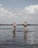 Due maschio mani bastone su di il acqua foto