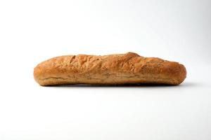 lato Visualizza di un' al forno segale Farina baguette su un' bianca foto