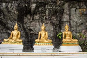 statue di buddha in montagna foto