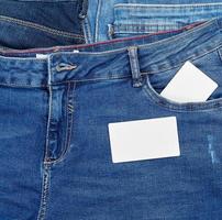 vuoto carta carta bugie su blu jeans foto