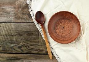 vuoto Marrone ceramica piatti e di legno cucchiaio su un' di legno tavolo foto
