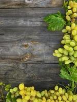 bianca uva su grigio di legno sfondo foto