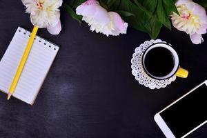 nero caffè, mobile Telefono su un' nero di legno sfondo foto