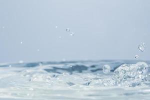 gocce d'acqua sulla superficie dell'acqua foto