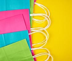 rettangolare multicolore carta shopping borse con bianca maniglie foto