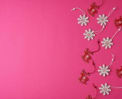 di legno lavorato Natale decorazioni per il vacanza albero su un' rosa sfondo foto