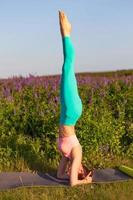 giovane donna fare yoga esercizio all'aperto. benessere concetto foto