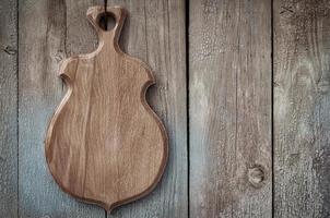 di legno cucina tavola sospeso su un' di legno vecchio parete foto