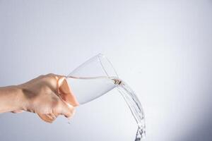 versando acqua dal bicchiere foto