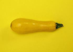 maturo giallo zucchine su un' giallo sfondo foto