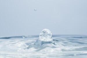 gocce d'acqua sulla superficie dell'acqua foto