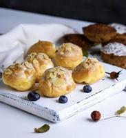 al forno profiteroles con crema pasticciera cosparso con mandorle foto