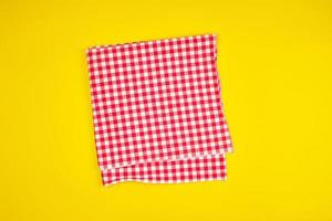 bianca rosso scacchi cucina asciugamano su un' giallo sfondo foto