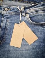 blu jeans con un' Marrone carta etichetta su un' corda foto