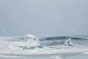 gocce d'acqua sulla superficie dell'acqua foto