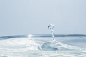 gocce d'acqua sulla superficie dell'acqua foto