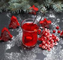 tè a partire dal fresco rosso Viburnum nel un' trasparente bicchiere foto