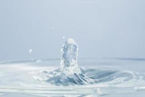 gocce d'acqua sulla superficie dell'acqua foto