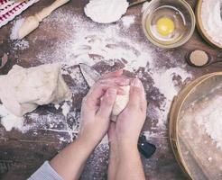 Da donna mani mescolare lievito Impasto a partire dal bianca Grano Farina foto