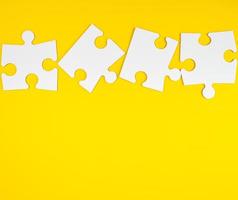 vuoto bianca grande puzzle su giallo sfondo foto