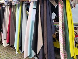 campioni di stoffa e tessuti nel diverso colori trovato a un' tessuti mercato nel Germania foto