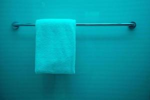 blu asciugamano bar nel bagno foto
