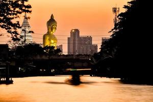 paesaggio di grande Budda nel il città grande Budda statua nel bangkok wat pak nam phasi charoen Tailandia foto
