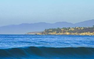 estremamente enorme grande surfer onde a spiaggia puerto escondido Messico. foto