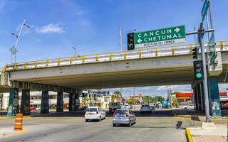 playa del Carmen quintana roo Messico 2021 colorato strada strada autostrada ponte paesaggio urbano playa del Carmen Messico. foto