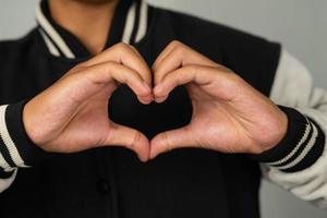 mano gesti modulo un' cuore simbolo foto