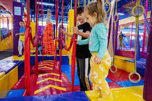 contento bambini giocando a interno giocare centro terreno di gioco. foto