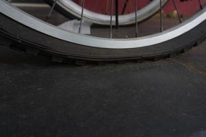 piatto bicicletta pneumatico nel davanti di il Casa nel il mattina foto