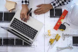 il contraente, ingegnere è Lavorando su il disegno e Piano il opera. foto