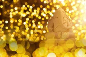 selettivo messa a fuoco su statua di signore ganesha, Ganesha Festival. indù religione e indiano celebrazione di Diwali Festival concetto su scuro, rosso, giallo sfondo. foto