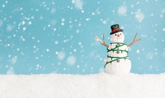pupazzo di neve felice in piedi nel paesaggio invernale di Natale