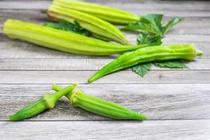 okra fresco su legno foto