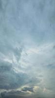 blu cielo e di spessore piovoso nuvole nel il sera foto