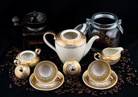 chicchi di caffè marroni appena tostati foto