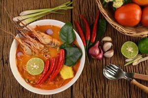 zuppa tailandese calda e piccante tom yum kung foto