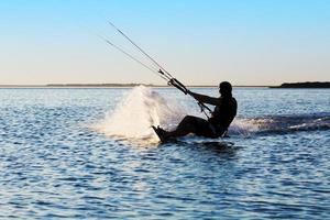 silhouette di un' kitesurfer foto